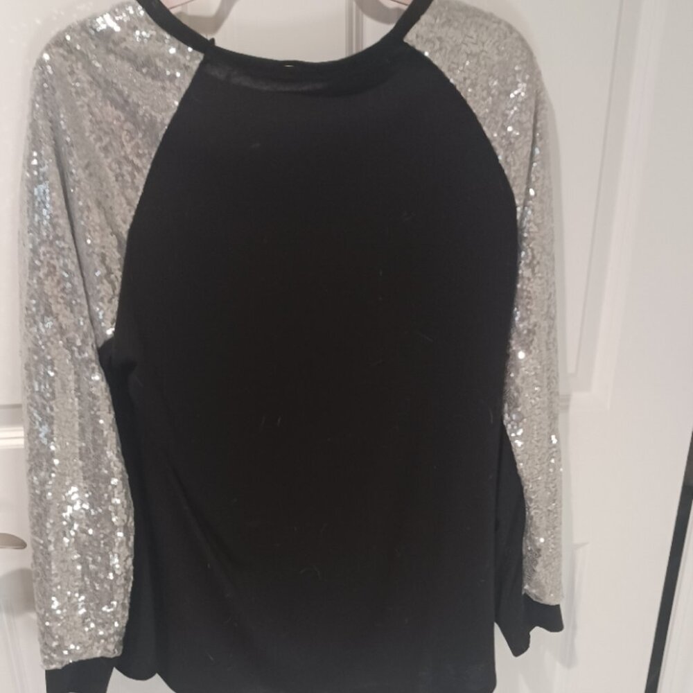 Plus Sized Bling Sleeved & Black Long Sleeve Crew Neck Lightweight Top XXL - Picture 3 of 4